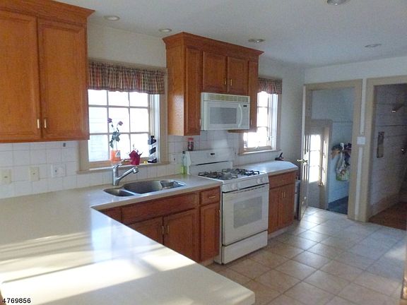5th image of 92 Westville Ave