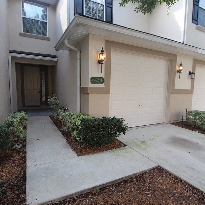 1st image of 3927C Buckthorne Dr