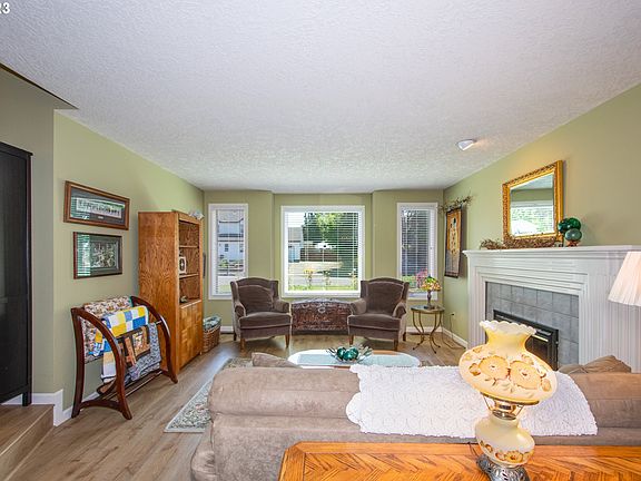 Living Room>