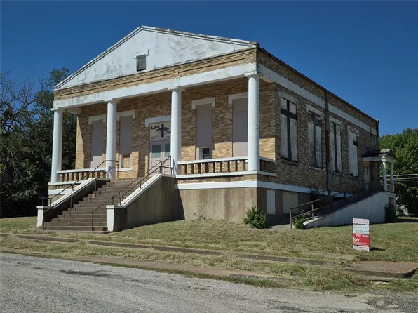 506 Sanders St, Bowie, TX 76230