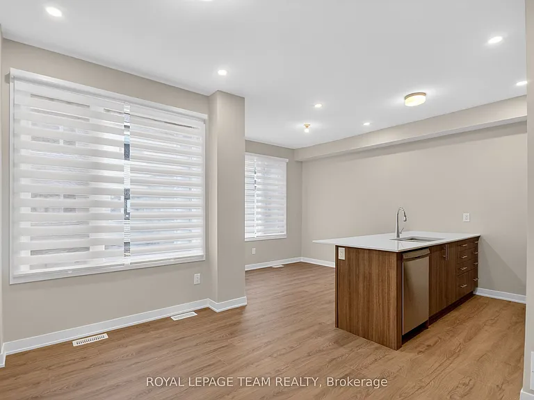 297 Les Emmerson Dr — Photo 10