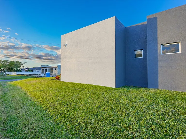 5 SW 26th Pl — Photo 49