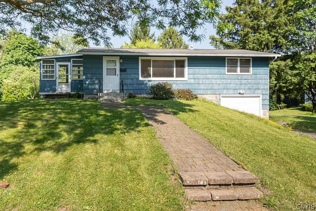 3 bed, 1.5 bath, 936 sqft, $2,400 — Photo 1