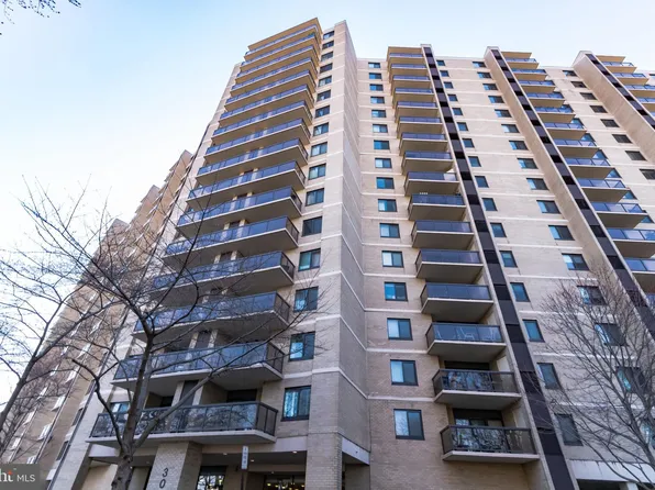 309 Yoakum Pkwy APT 804, Alexandria, VA 22304