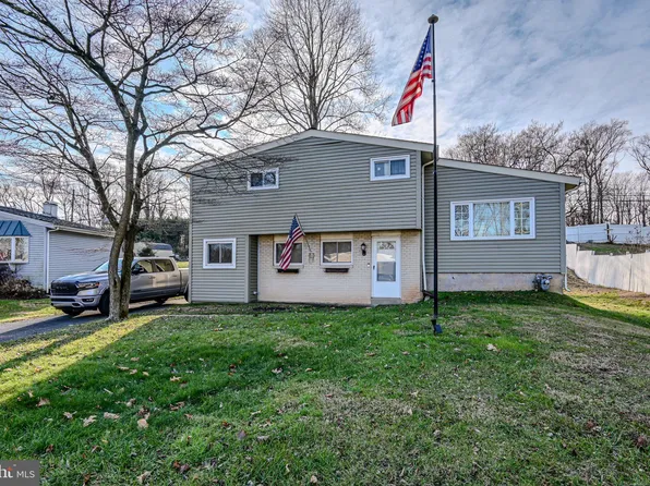 902 Flora Ln, Upper Chichester, PA 19061