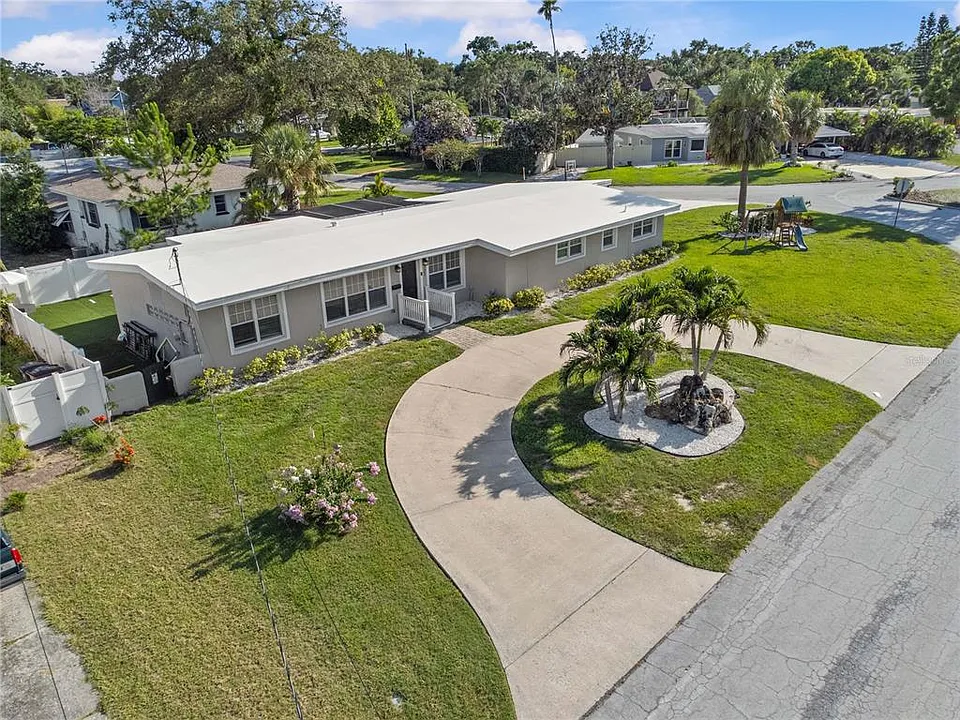 327 Sunny Ln