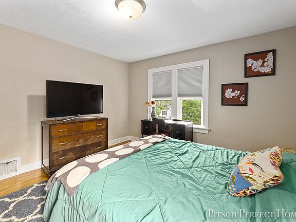 2nd image of 942 Dickinson St SE
