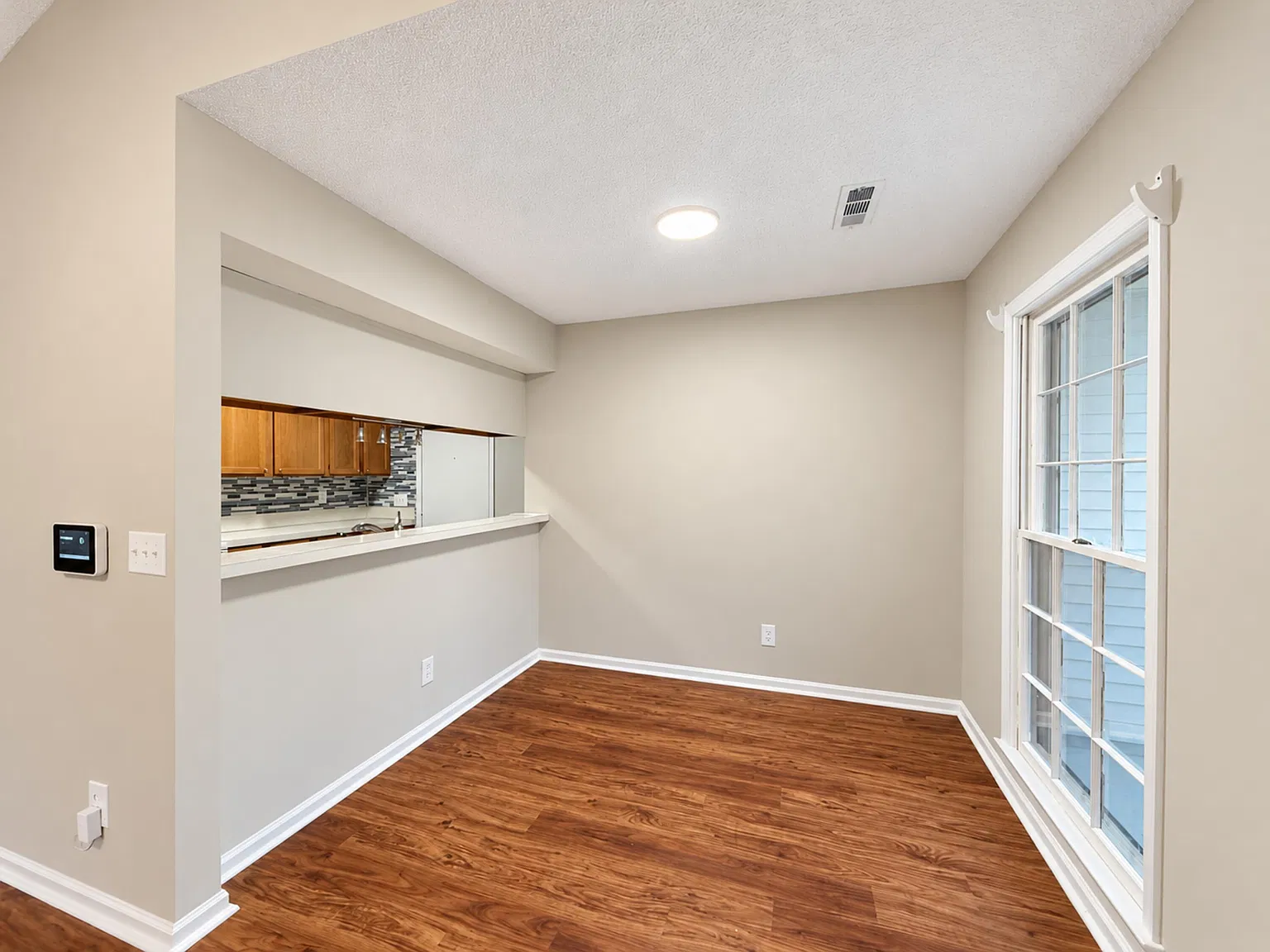 3 bed, 2.0 bath, 1056 sqft, $2,050 — Photo 4