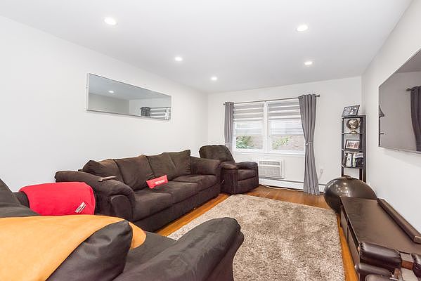1st image of 25-02 Crescent St #1C