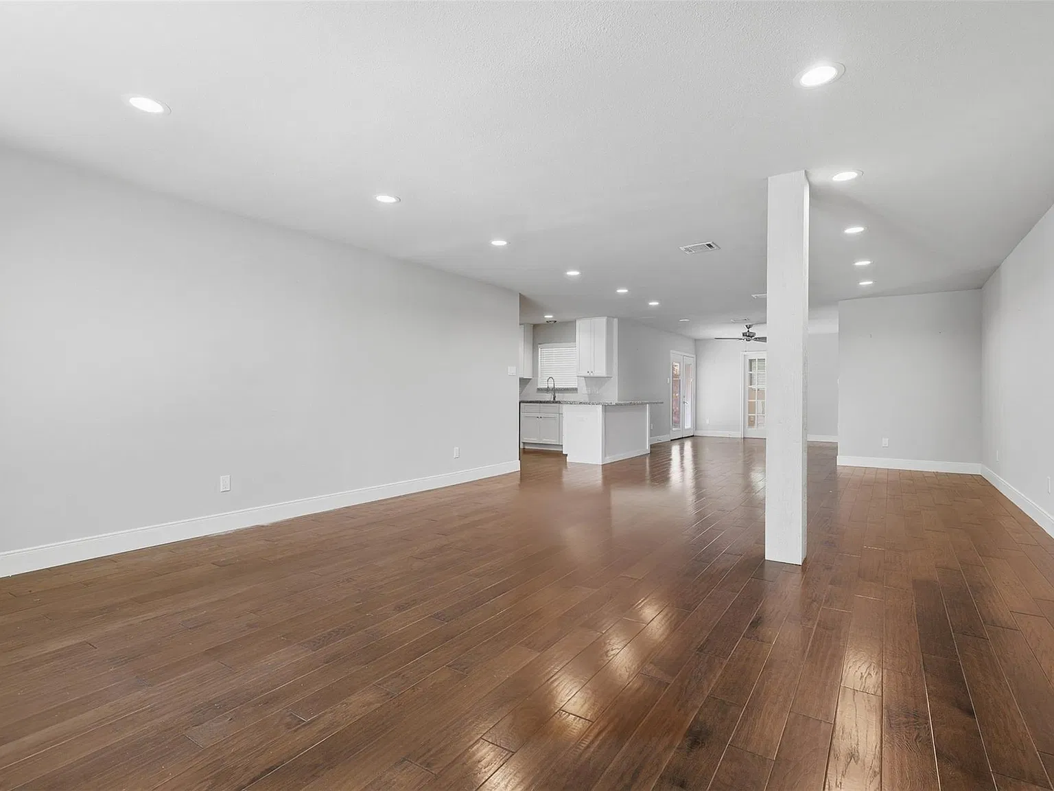3 bed, 2.5 bath, 2213 sqft, $4,200 — Photo 3