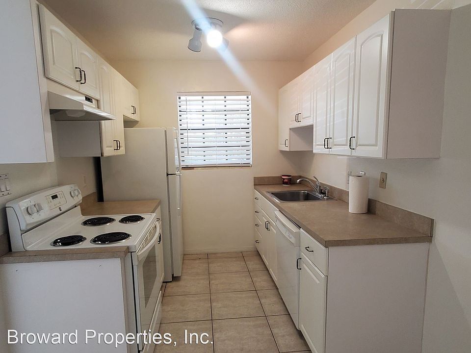 1st image of 925-927 SW 30th St #925