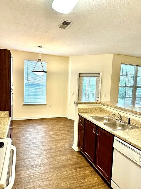 Ashley Pointe — Photo 3