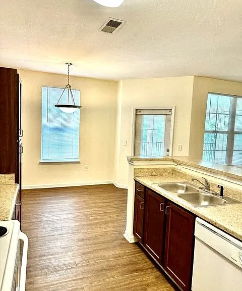 Ashley Pointe — Photo 3