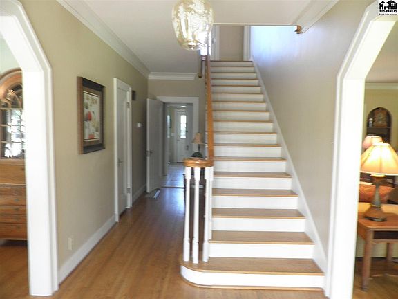 5th image of 302 Crescent Blvd
