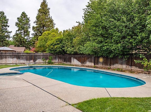 3rd image of 430 Schmeiser Ave