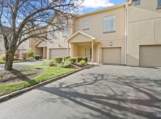 40 Rio Vista Dr, Allendale, NJ 07401