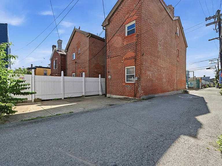 111 Pearl St — Photo 7