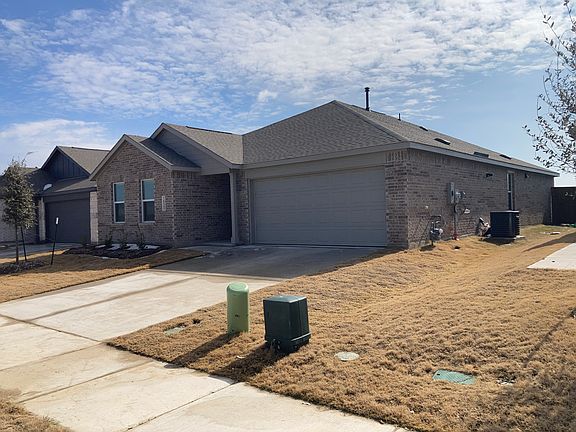 You can easily park 2 vehicals in the driveway.