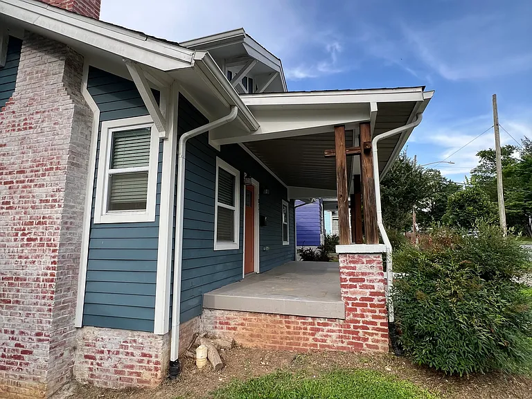 1817 Woodbine Ave — Photo 3