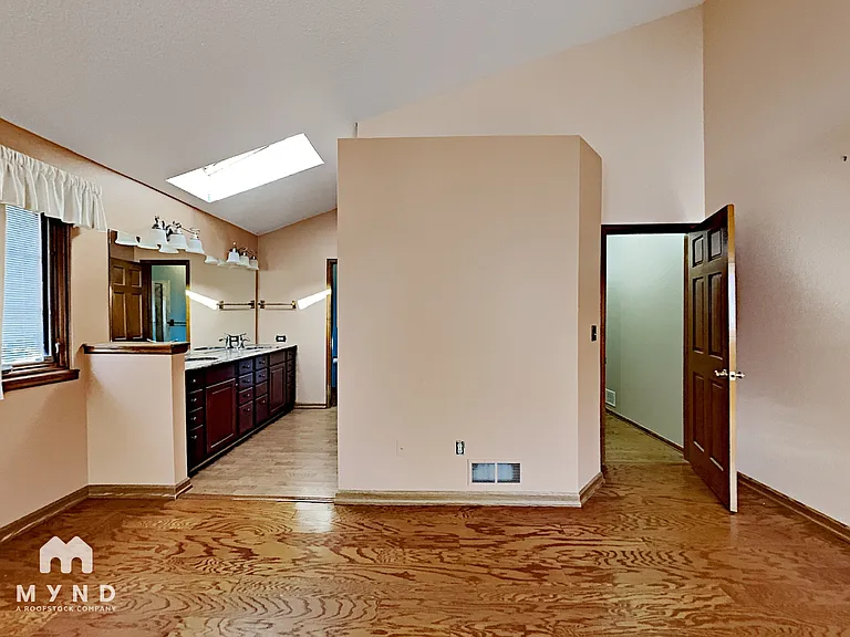2402 S Gray Dr — Photo 7