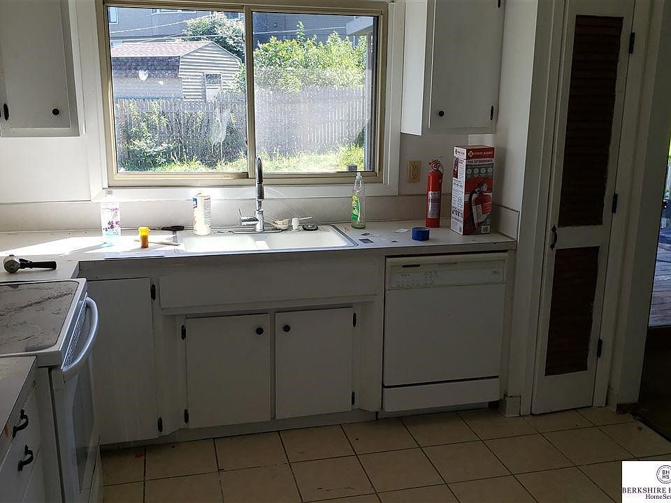 2nd image of 2109 Victoria Ave