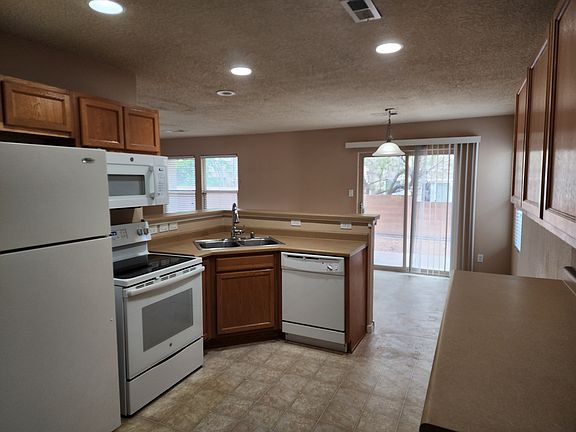 3rd image of 10808 Arguello Trl NE