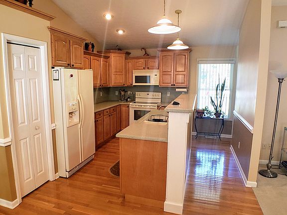 3rd image of 14 Berkshire Ct