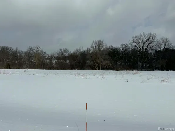 576 Brookside Ct, Oxford, MI 48371