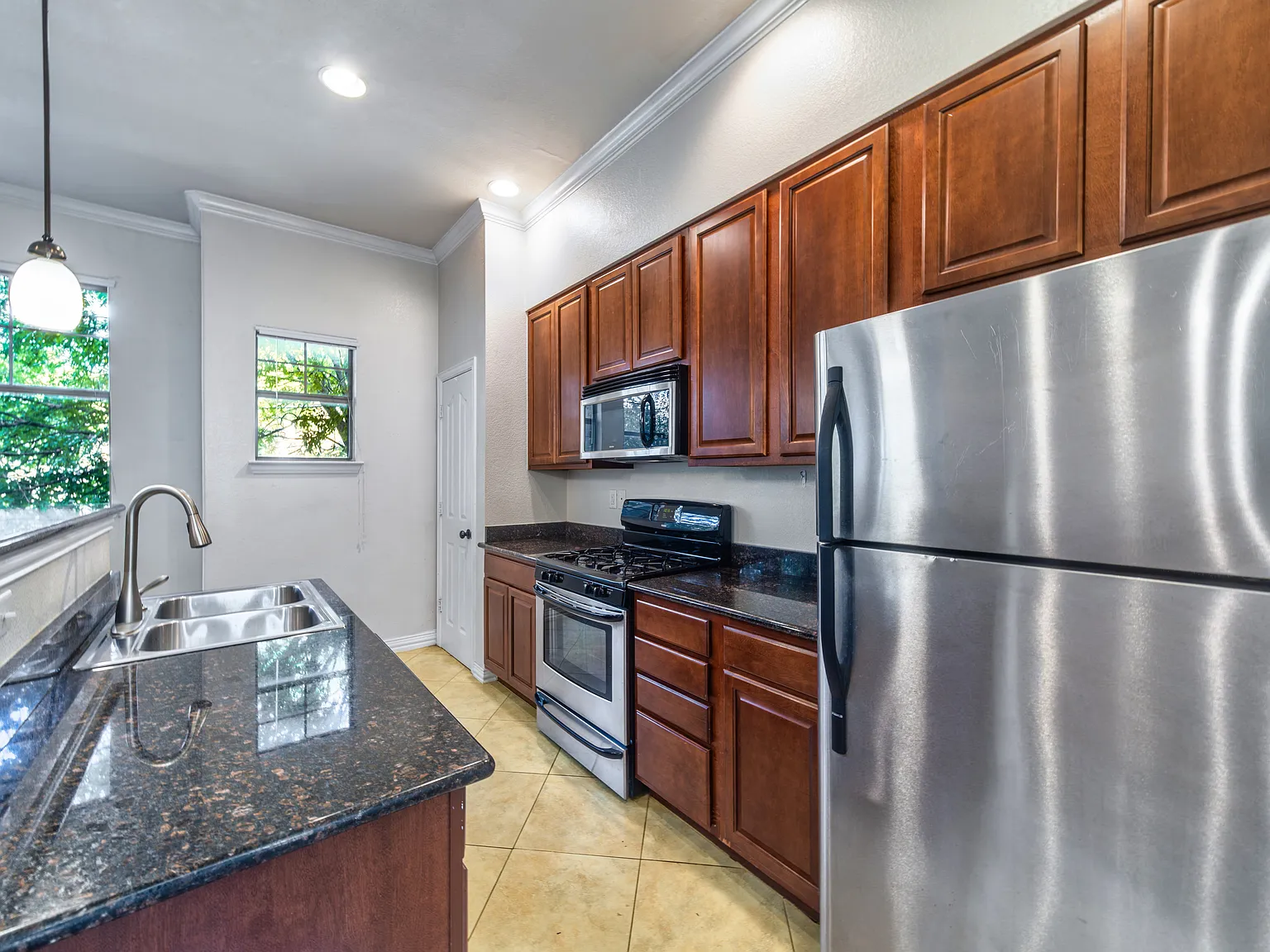 2 bed, 2.5 bath, 1373 sqft, $2,975 — Photo 4