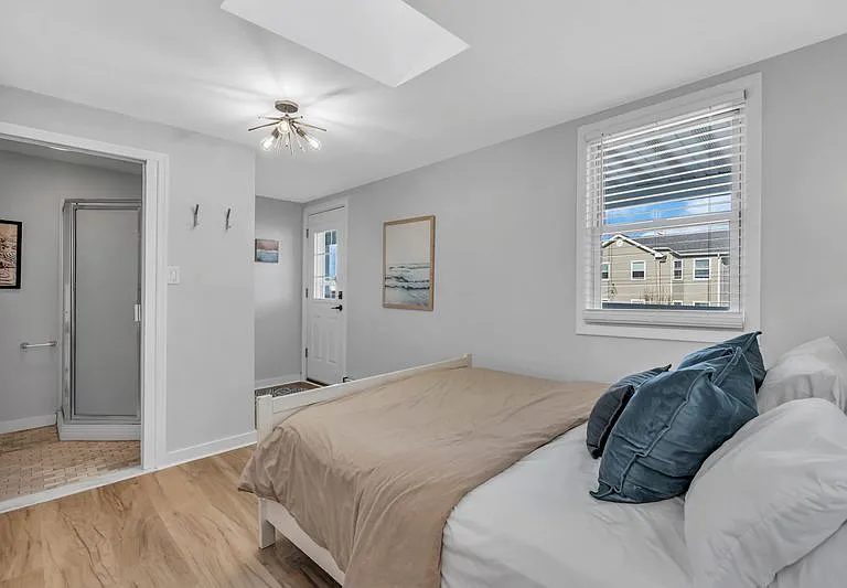 37 Shrewsbury Ave — Photo 20