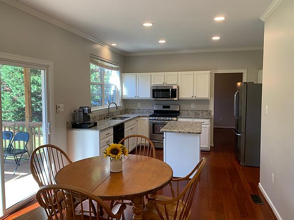 Eat-in Kitchen
