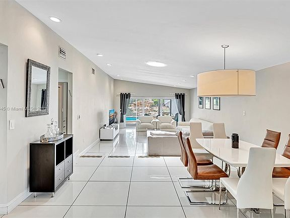 4th image of 616 NE 195th St #616