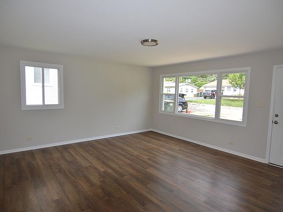 4th image of 301 Midway Dr