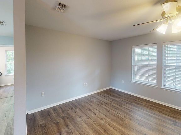 4th image of 910 Avenue A
