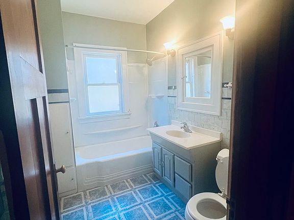 4th image of 301 S Chicago Ave