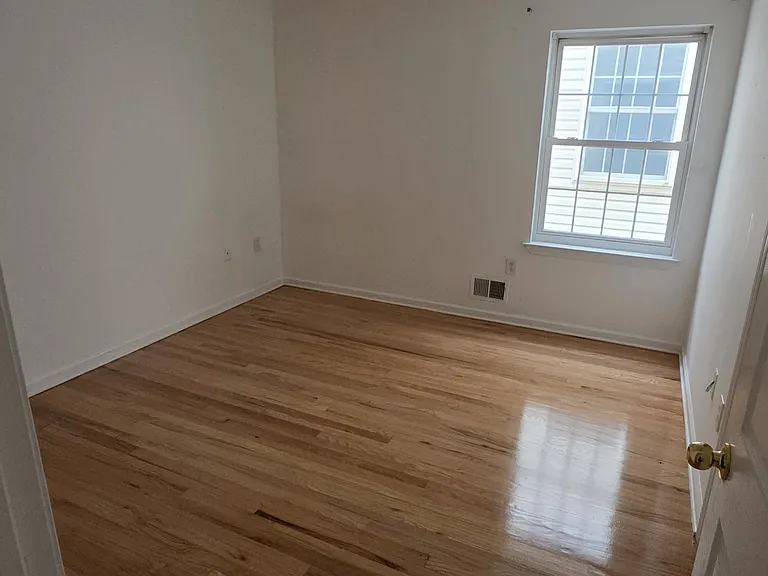 1079 Magnolia Ave — Photo 2