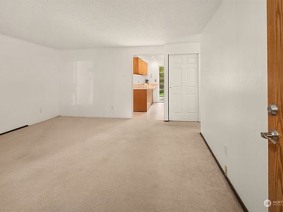 5th image of 914 208th Avenue NE