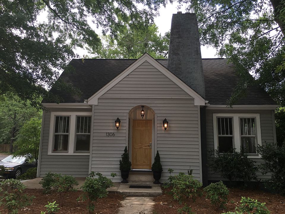 Single Office Building for renting with ample parking downto