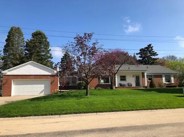 1412 Lakewood Dr, Mendota, IL 61342
