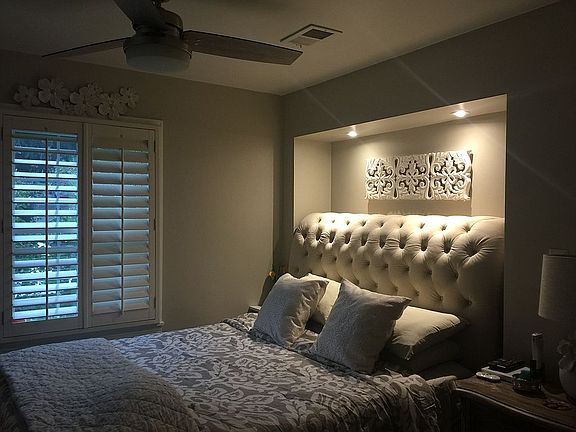 Bedroom w/built in nook