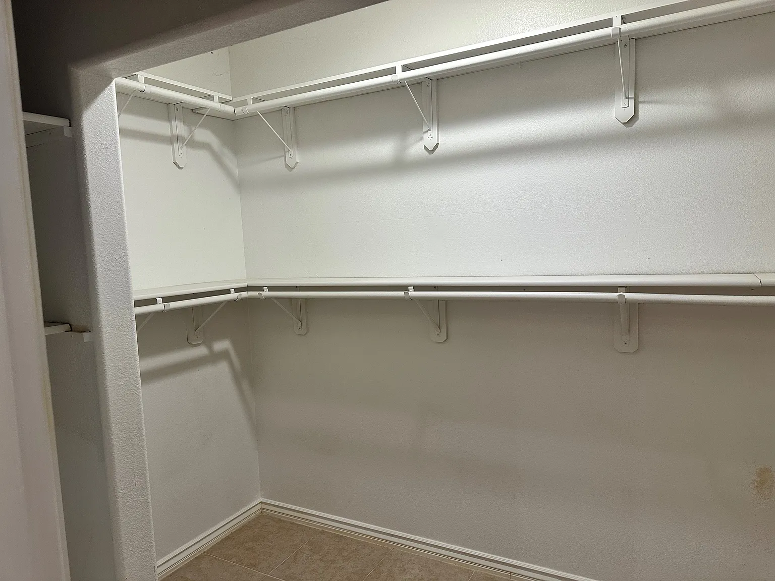 4 bed, 3300 sqft, $1,050 — Photo 2