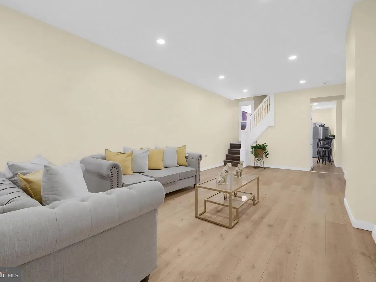 4 bed, 1200 sqft, $1,100 — Photo 2