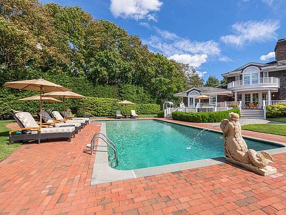 4th image of 68 Quogue St