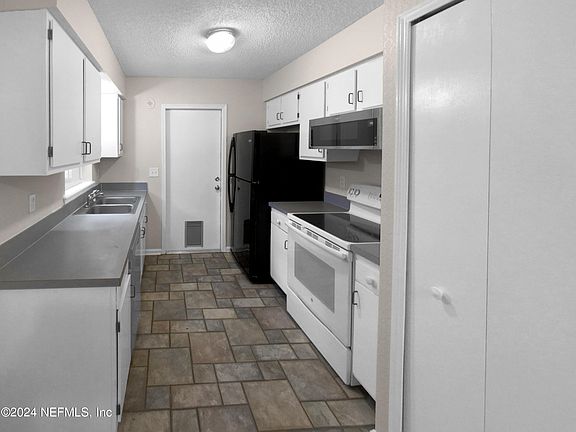2nd image of 810 OAK Street