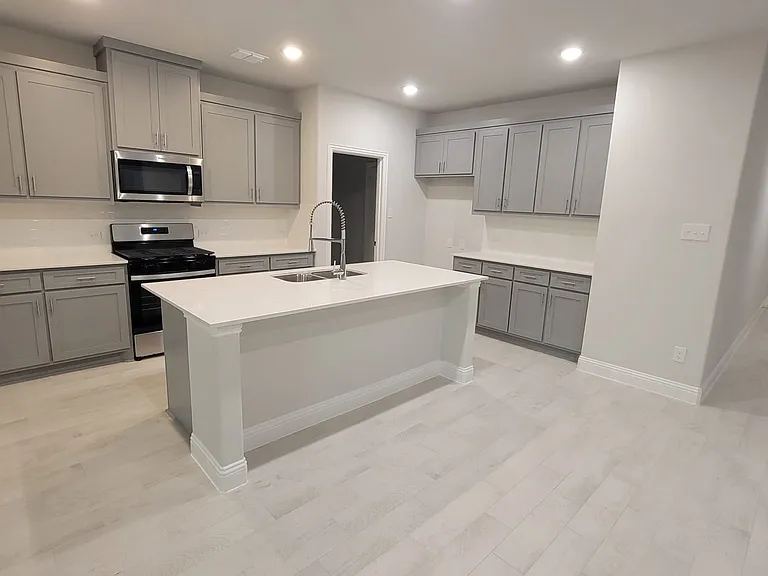913 Amenduni Ln — Photo 22