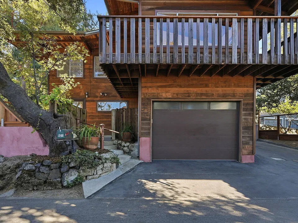 523 Live Oak Ln