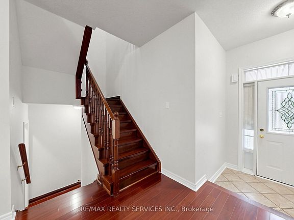 5th image of 50 Rocky Point Cres