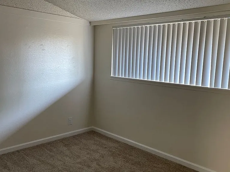 Laurel Glen — Photo 36