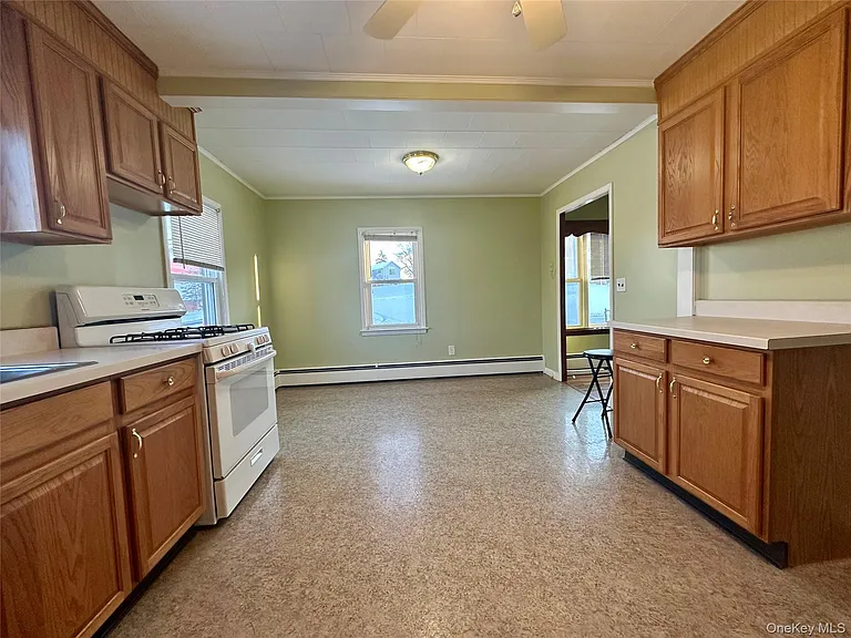 111 Round Hill Rd — Photo 9