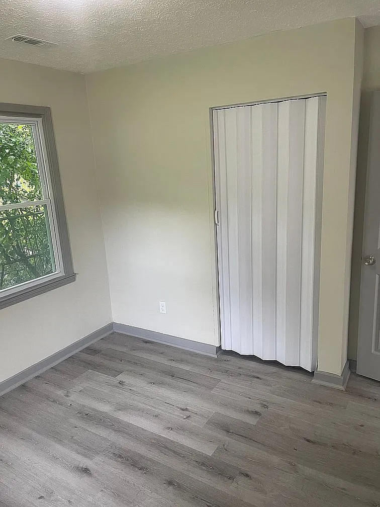 3 bed, 864 sqft, $955 — Photo 2